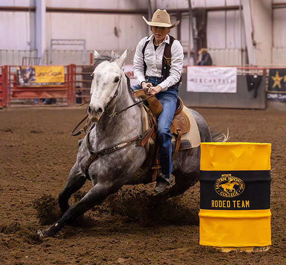 woman barrel racing