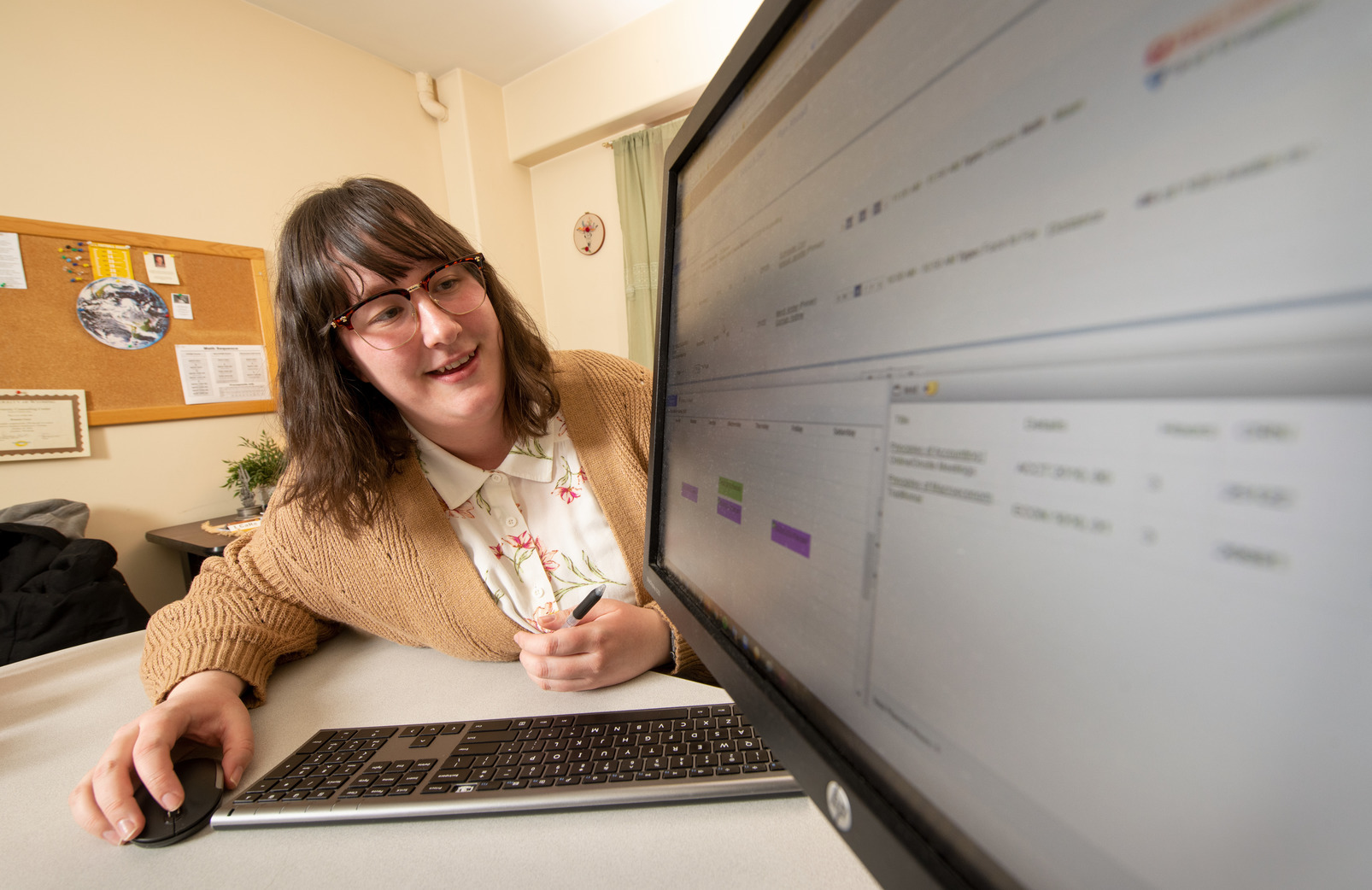 advisor looks at a computer screen