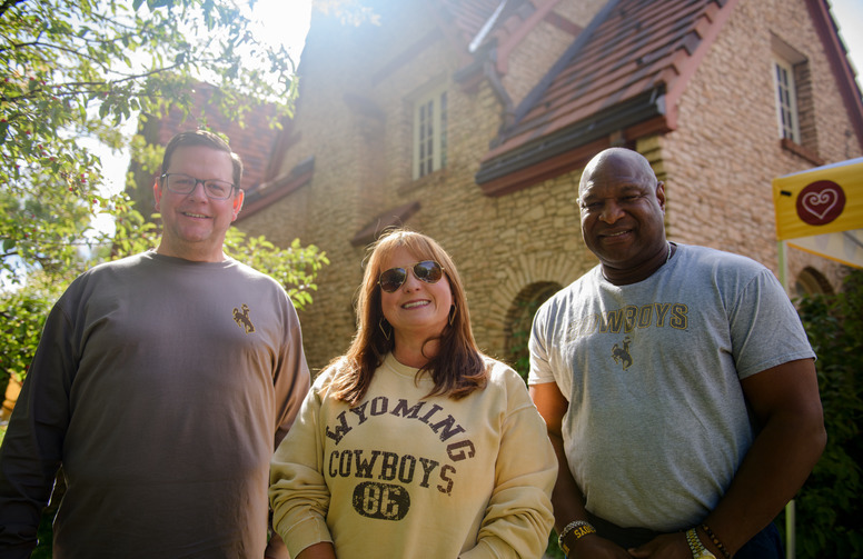 Alumni in front of the Alumni House
