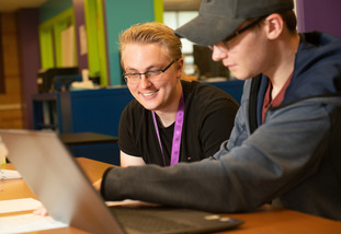 UW students work together on online coursework at the UW STEP Tutoring Center.