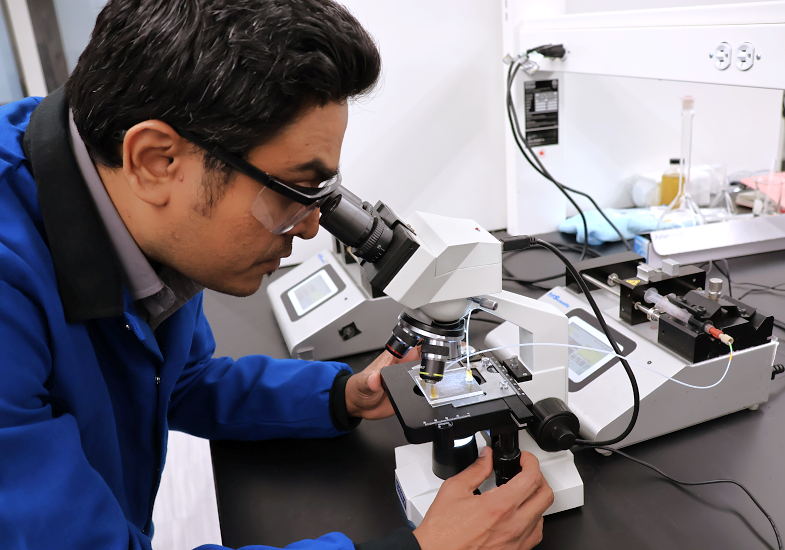 PhD student Faraz Sufyan studying microfluidics