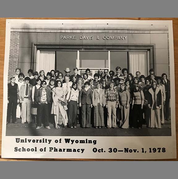 Older photo showing UW School of Pharmacy students gathered on outside building steps.