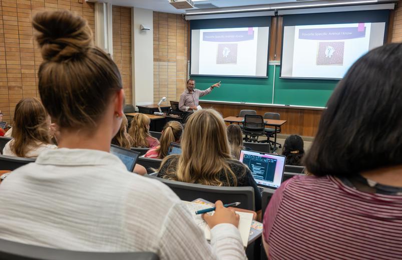 stuednt taking notes in a lecture class