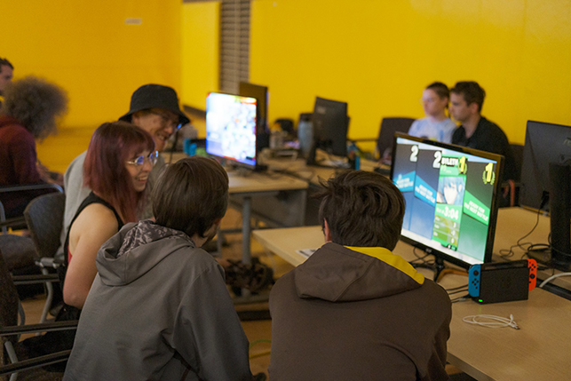 UW students participate in esports at UW