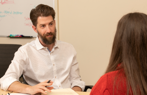 A UW advisor sits and talks with a student