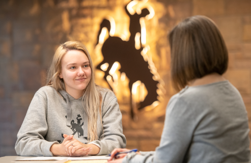 A student speaks with a UW staff member
