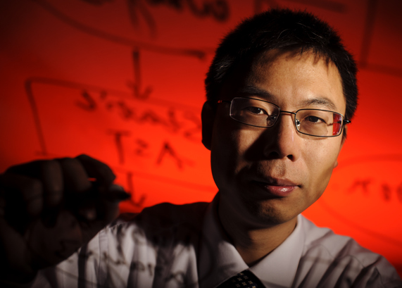 Dr. Liqiang Wang doing computer research