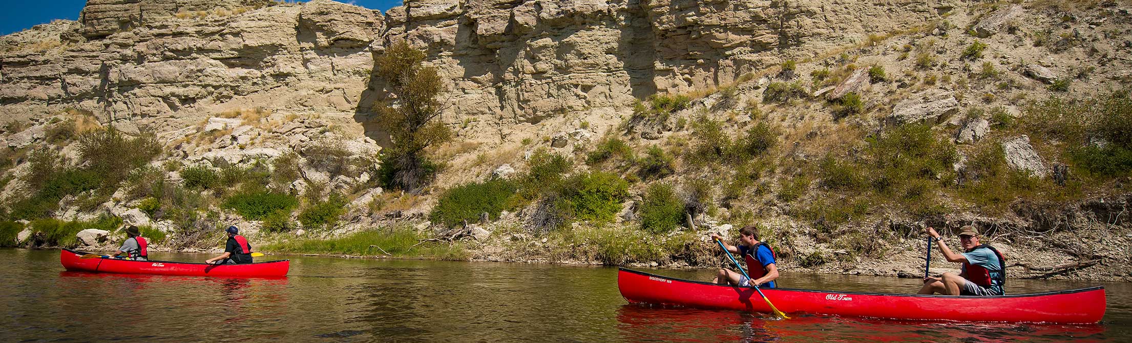 Students canoeing on the Platte River