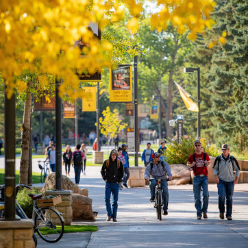 Students walking around Prexy's Pasture in the fall.
