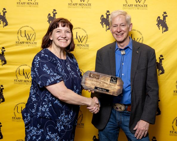 Pete Simpson Awardee Hand and President Seidel