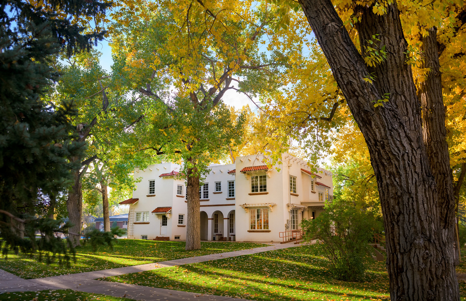 A photo of the UW American Studies building during a fall day.