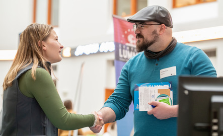 UW student talking to vendor at Career Fair