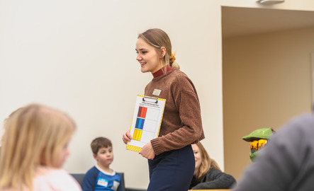 Student teaching elementary students