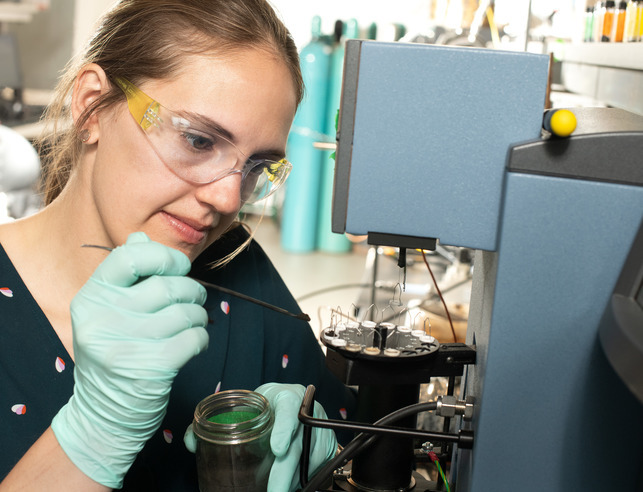 Mechanical engineer works in the lab